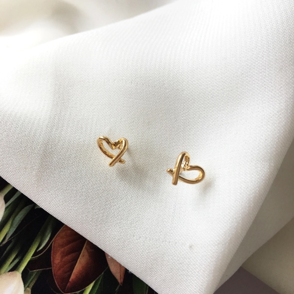 💙Wire Heart Stud Earrings - Picture 3 of 12